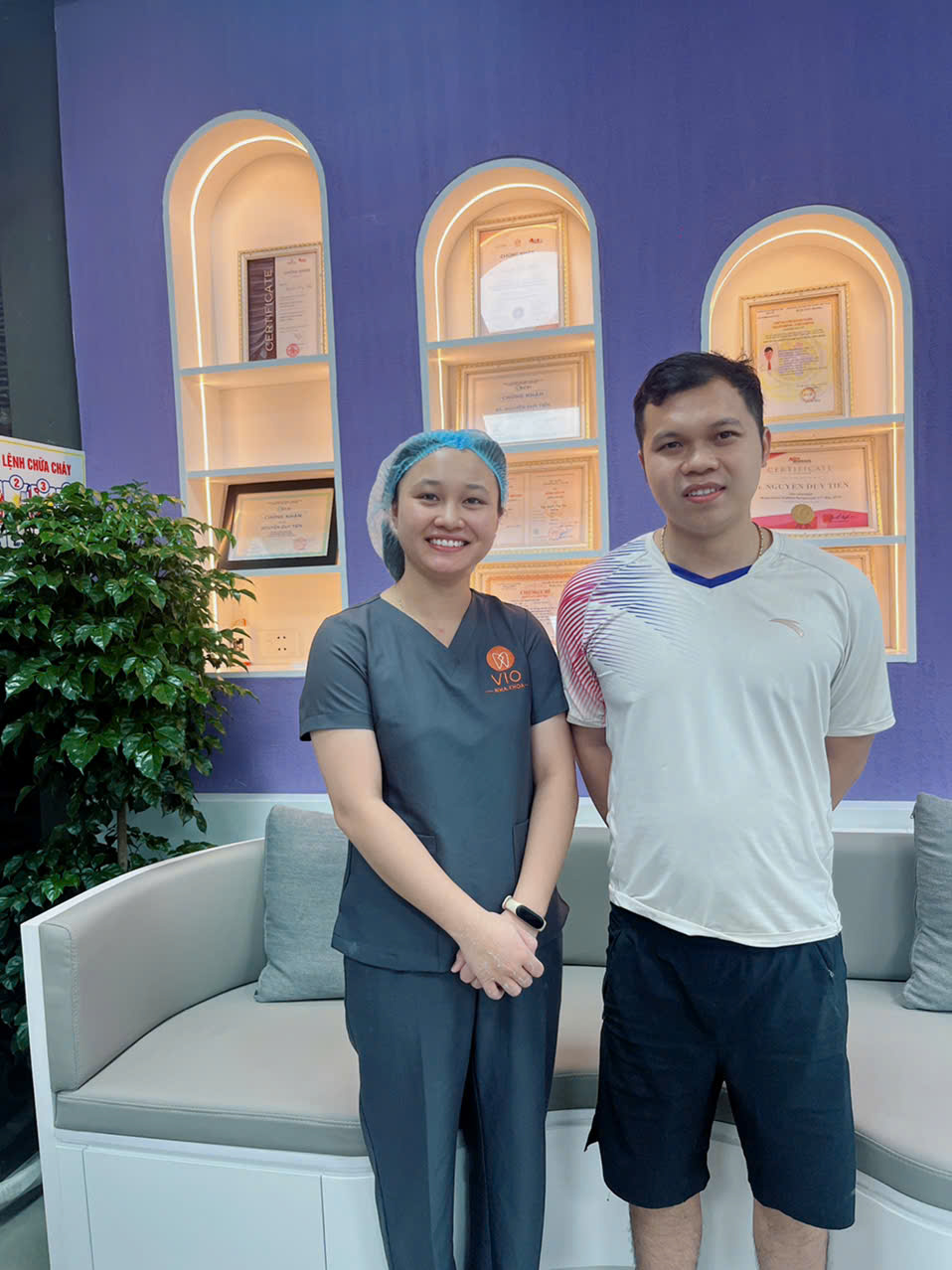 Khách hàng chụp ảnh cùng bác sĩ sau buổi khám tại VIO