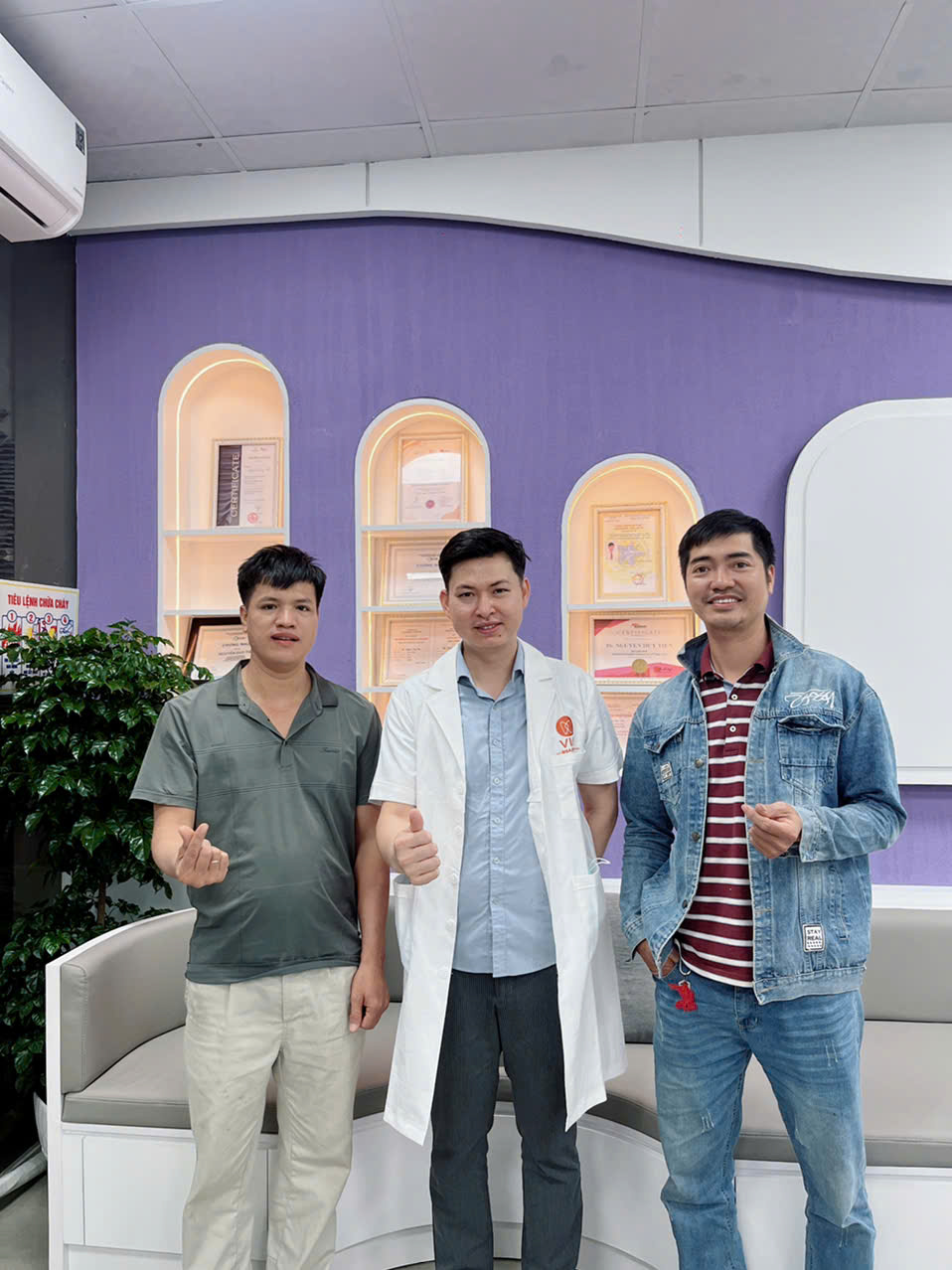 Khách hàng chụp ảnh cùng bác sĩ tại sảnh Nha khoa VIO