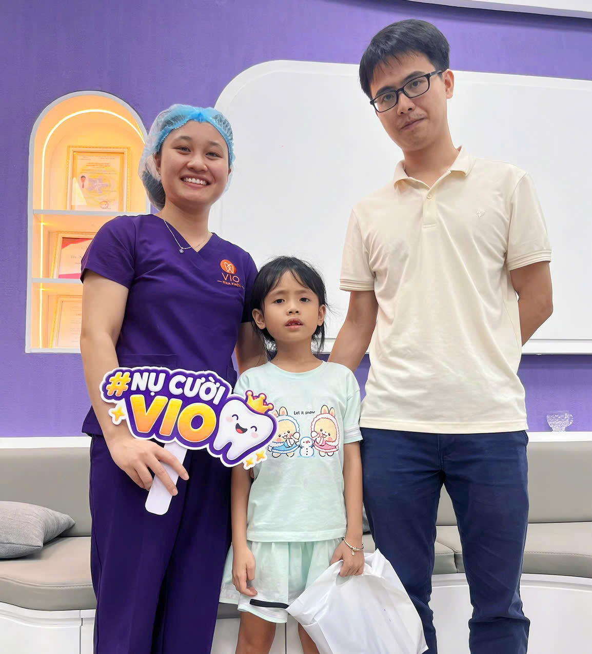 Gia đình khách hàng chụp ảnh cùng bác sĩ tại Nha khoa VIO
