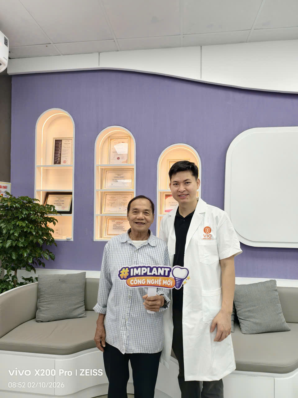 Khách hàng lớn tuổi chụp ảnh cùng bác sĩ tại Nha khoa VIO